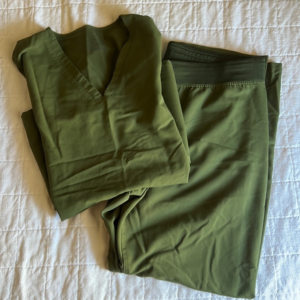 Olive green figs scrubs. Size large